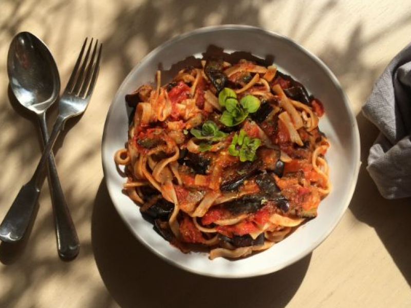 μακαρονάδα με μελιτζάνες