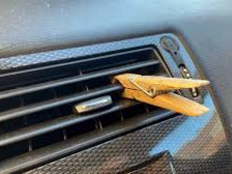 Το μανταλάκι που αρωματίζει το αυτοκίνητο – Το έξυπνο κόλπο που έγινε viral