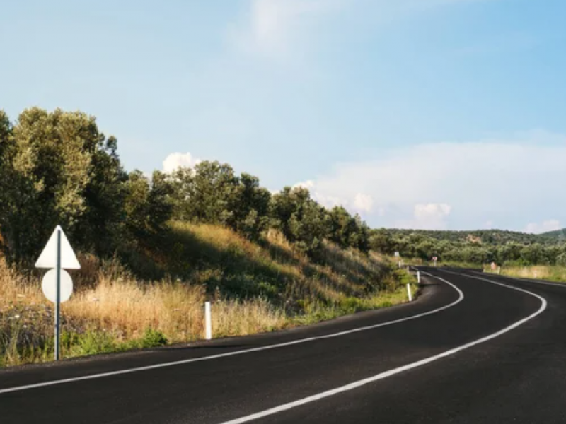 Άσπρα κολωνάκια στις άκρες του δρόμου: Ο ρόλος τους στην οδική ασφάλεια