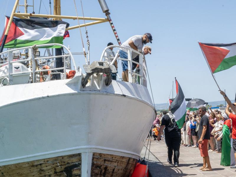 Η συγκλονιστική απόφαση των λιμενεργατών της Γένοβας: «Αν χάσουμε την επαφή με τα σκάφη μας, τους συντρόφους μας, έστω και για 20 λεπτά, θα μπλοκάρουμε σε όλη την Ευρώπη ότι φεύγει για το Ισραήλ»