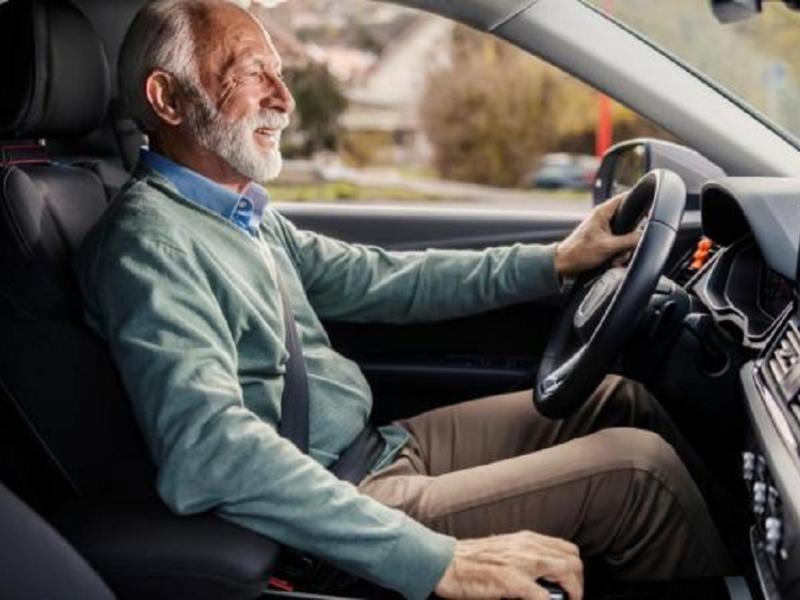 Ηλικιωμένος οδηγός στο αυτοκίνητο