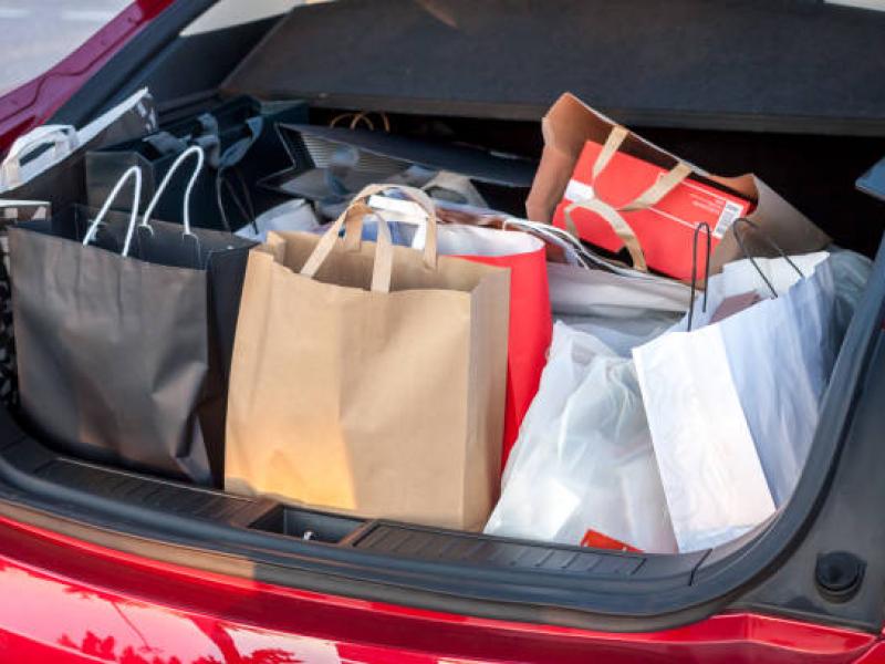 ψώνια από το σούπερ μάρκετ στο αυτοκίνητο