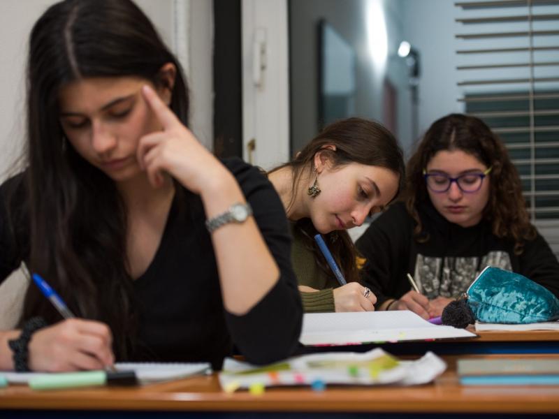 Οι ασφυκτικές – δραματικές συνθήκες στα Βαθμολογικά Κέντρα και τα ανα-θέματα των εξετάσεων