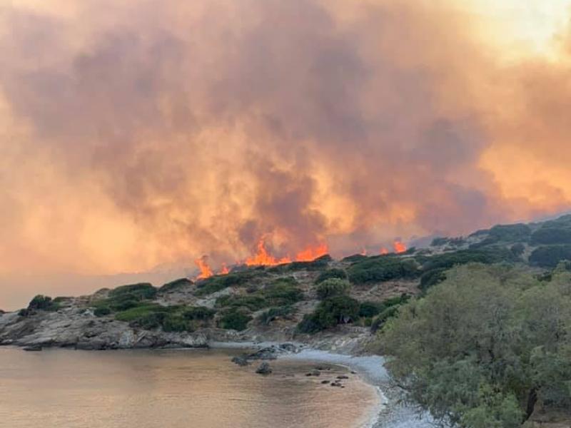 Εικόνες και βίντεο από την φωτιά στην Σάμο - Εκκενώνονται Ξενοδοχεία
