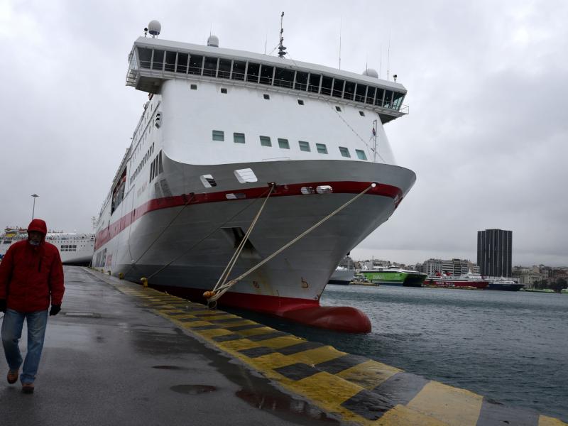 Δεμένα αύριο τα πλοία στα λιμάνια