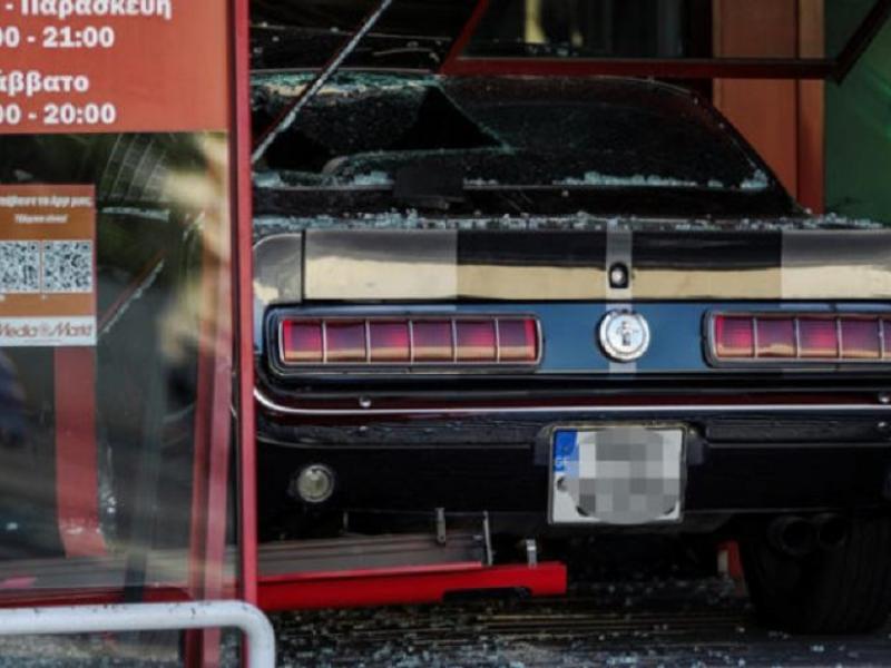 Έκαναν «ντου» με κλεμμένα αυτοκίνητα σε καταστήματα της Αττικής - Πέντε συλλήψεις