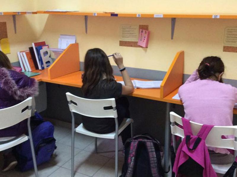 Καταγγελία για τα Κέντρα Μελέτης: Χιλιάδες παιδιά σε παράνομες δομές - «Μέχρι και ταξιτζήδες κάνουν μάθημα»