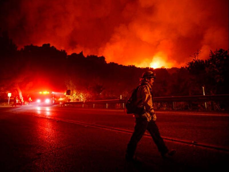 Λος Άντζελες: Ιδιοκτήτης αποκαλύπτει πώς το σπίτι του σώθηκε από τις φωτιές ενώ τα διπλανά καταστράφηκαν