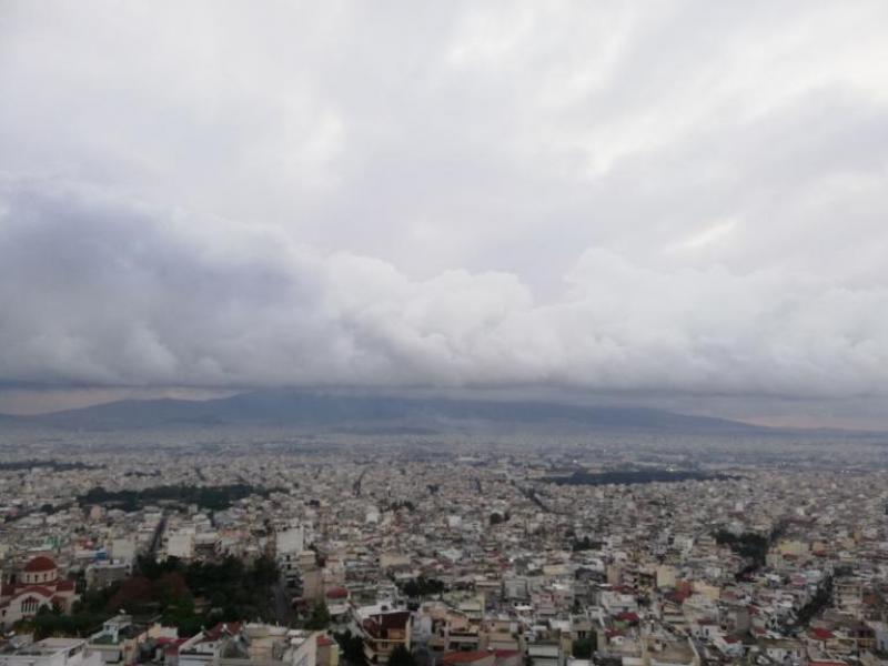 Το τεράστιο σύννεφο που κάλυψε την Αθήνα (Φωτογραφίες)
