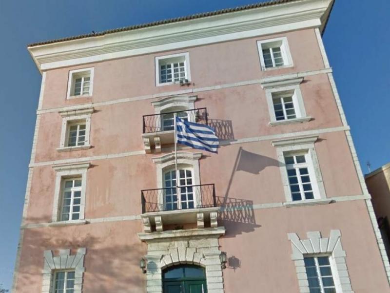 2 άτομα στο Ιόνιο Πανεπιστήμιο