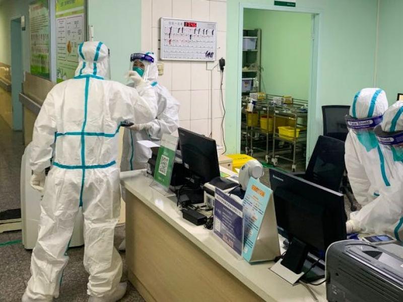 Ουχάν: Γιατροί και νοσοκόμες φορούν πάνες ακράτειας γιατί δεν προλαβαίνουν