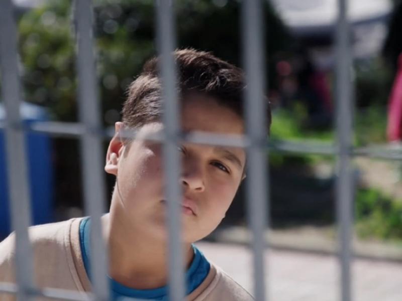 Λέσβος: Προσφυγόπουλα κοιμούνται σε «κλουβιά» στο λιμάνι της Μυτιλήνης (Video)