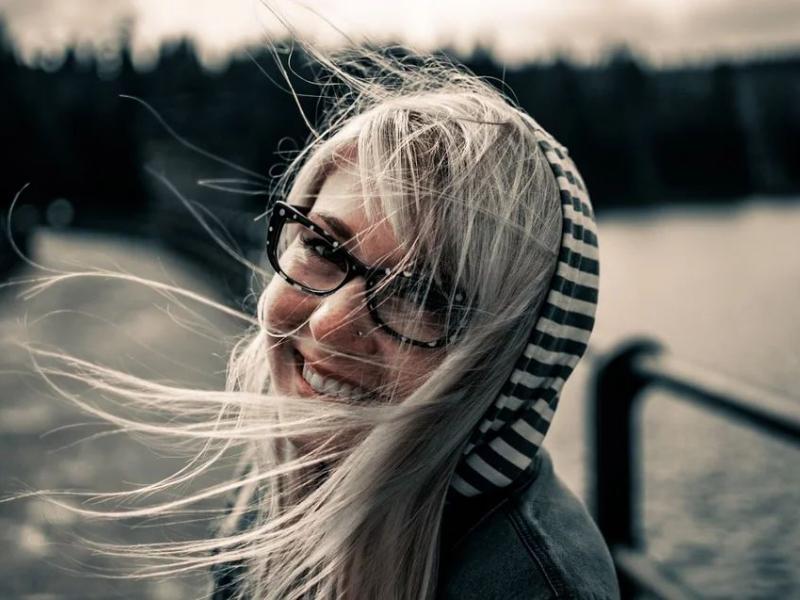 χαρούμενη γυναίκα