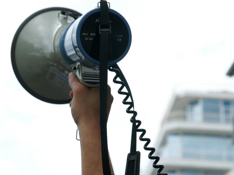 Παράσταση διαμαρτυρίας στο δημαρχείο Βύρωνα για τη δίχρονη προσχολική αγωγή από το ΣΕΠΕ «Ρόζα Ιμβριώτη»