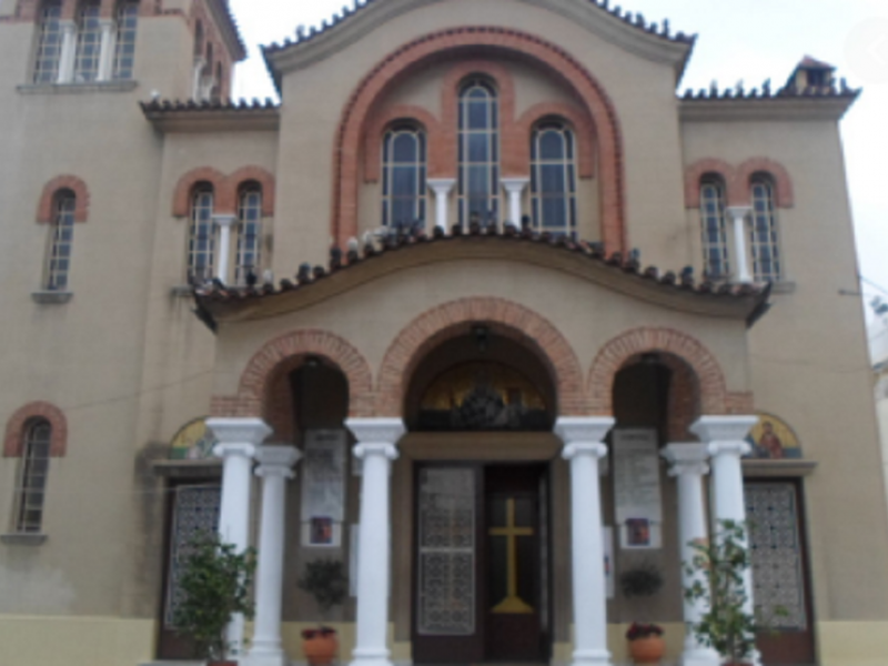 Κουκάκι: Πιστοί περίμεναν έξω από την εκκλησία για να ανάψουν κερί