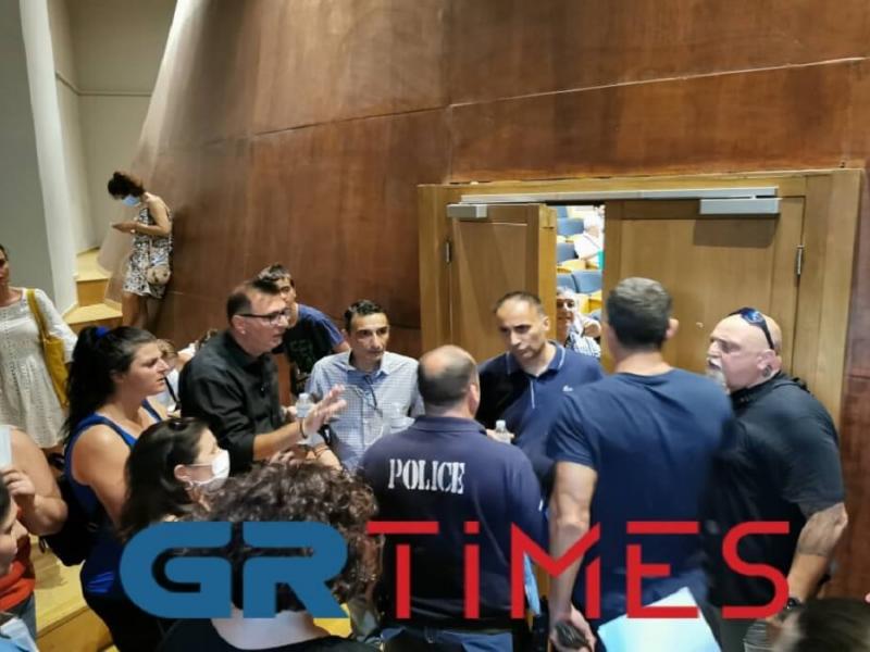 Καλαμαριά: «Πιάστηκαν στα χέρια» στο δημοτικό συμβούλιο – Γονείς διαμαρτύρονται για μετακινήσεις μαθητών σε άλλα σχολεία