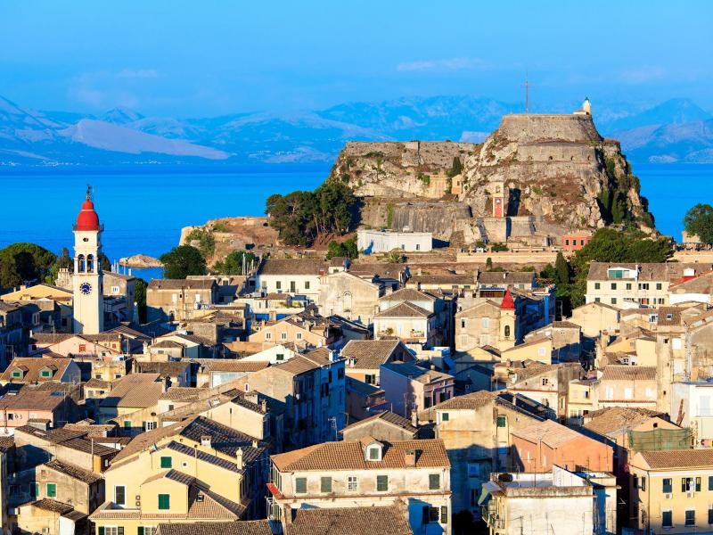 Ομοσπονδία Τουριστικών Καταλυμάτων Κέρκυρας: «Άδικα, αντιφατικά και ισοπεδωτικά τα μέτρα για τον κορονοϊό στο νησί»