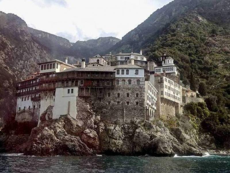 Συναγερμός στο Άγιο Όρος: Στις Καρυές ο Τσιόδρας - Ορατό το lockdown