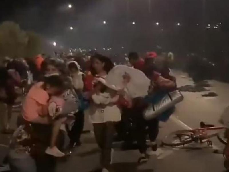 Εικόνες ντροπής στη Μόρια: ΜΑΤ ρίχνουν δακρυγόνα σε εγκλωβισμένους από τις φωτιές πρόσφυγες (Video)