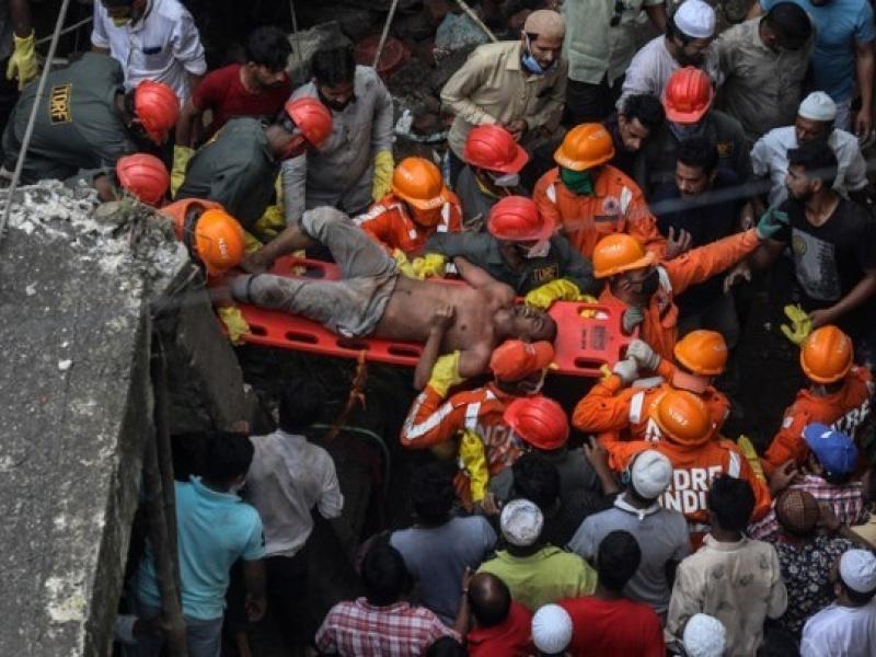 Ινδία: Τους είκοσι έφθασαν οι νεκροί στην κατάρρευση πολυκατοικίας 