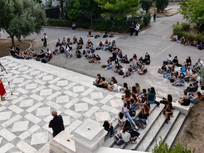 Πρώτη μέρα στο Πολυτεχνείο Αθήνας με υποδοχή πρωτοετών στο προαύλιο και μάσκες παντού