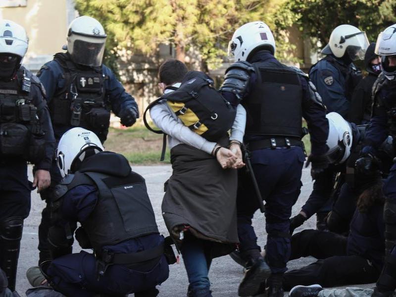 Πολυτεχνείο - Καταγγελία: Αστυνομικοί προσήγαγαν μέχρι και τυχαίους που απλά έτυχε να περνούν