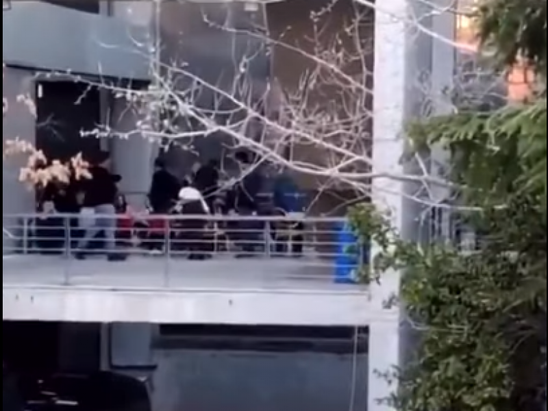 ΕΟΔΥ: Σάλος για το κορονογλέντι που έστησαν εργαζόμενοι