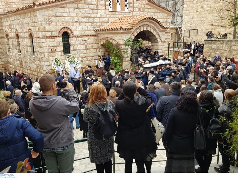 Κορονοϊός: Απίστευτες εικόνες συνωστισμού σε κηδεία αρχιμανδρίτη στον Αγ. Στέφανο