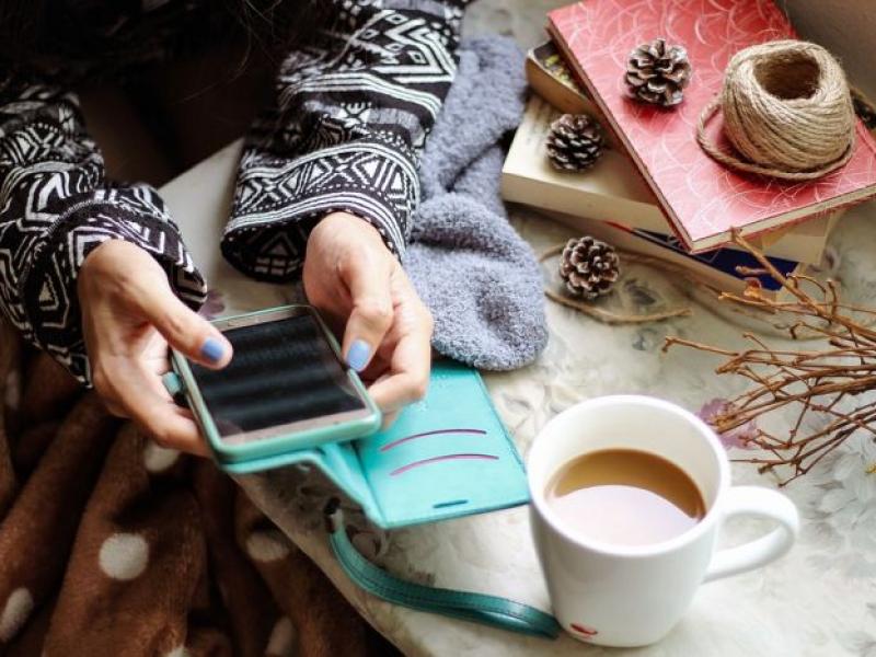 Δεν θα πιστέψεις ποιες λέξεις μπήκαν φέτος στο Cambridge Dictionary – Ευθύνεται το TikTok!