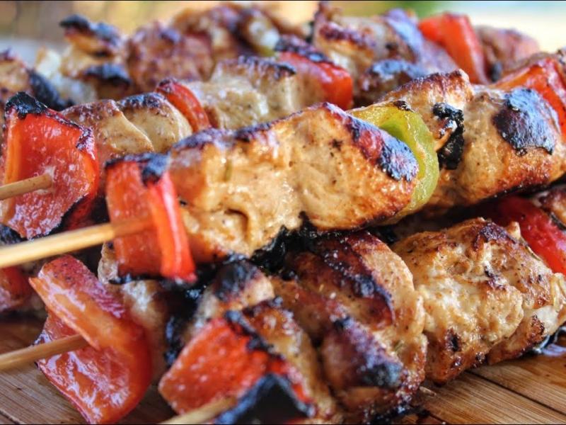 Συνταγή για λαχταριστά κοτοσουβλάκια με σως μουστάρδας