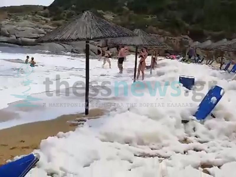Χαλκιδική: Παραλία της Σιθωνίας γέμισε αφρούς - Πώς εξηγείται το φαινόμενο