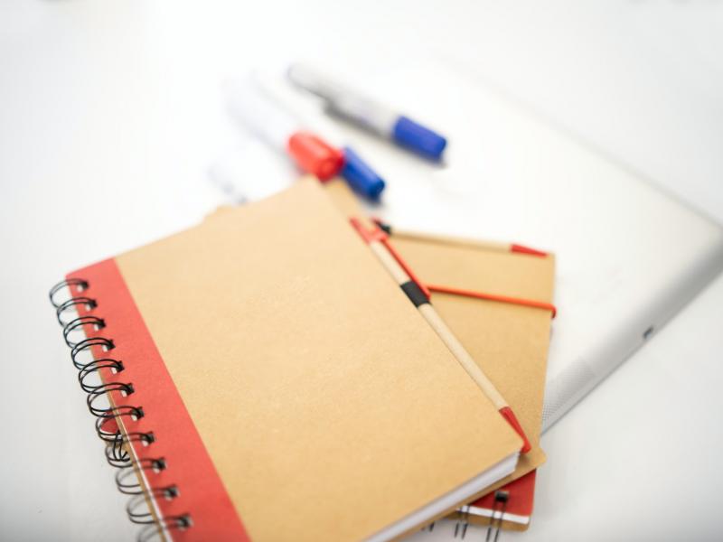 ΠΑΣΟΚ: «Η ενοχοποίηση της μητρότητας: το άλλοθι του Υπουργείου για τα επιτελικά κενά στην εκπαίδευση»