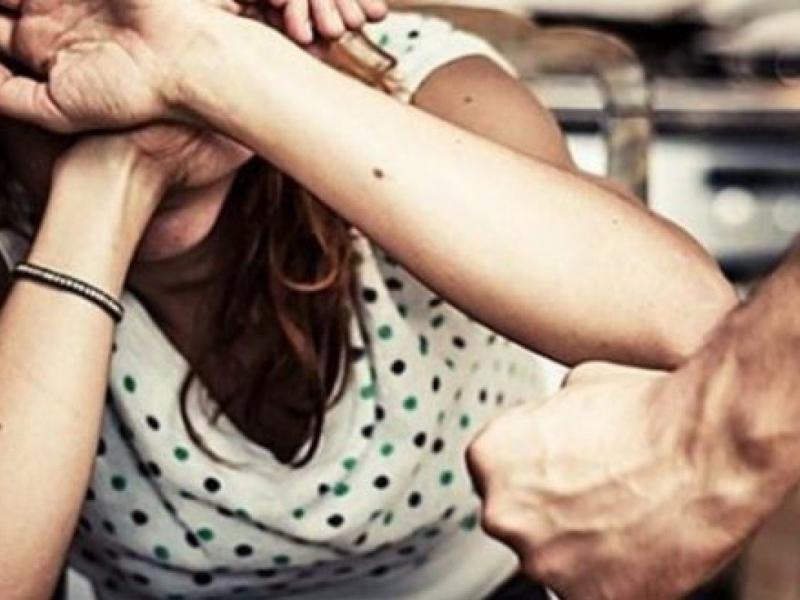 Φρίκη στην Άμφισσα: Συγκλονίζει 23χρονη που έπεσε θύμα ξυλοδαρμού από τον σύζυγό της (Βίντεο)