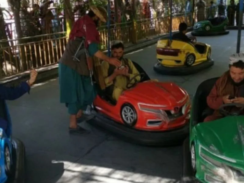 Αφγανιστάν: Απίστευτες εικόνες με Ταλιμπάν σε… λούνα παρκ και τραμπολίνο