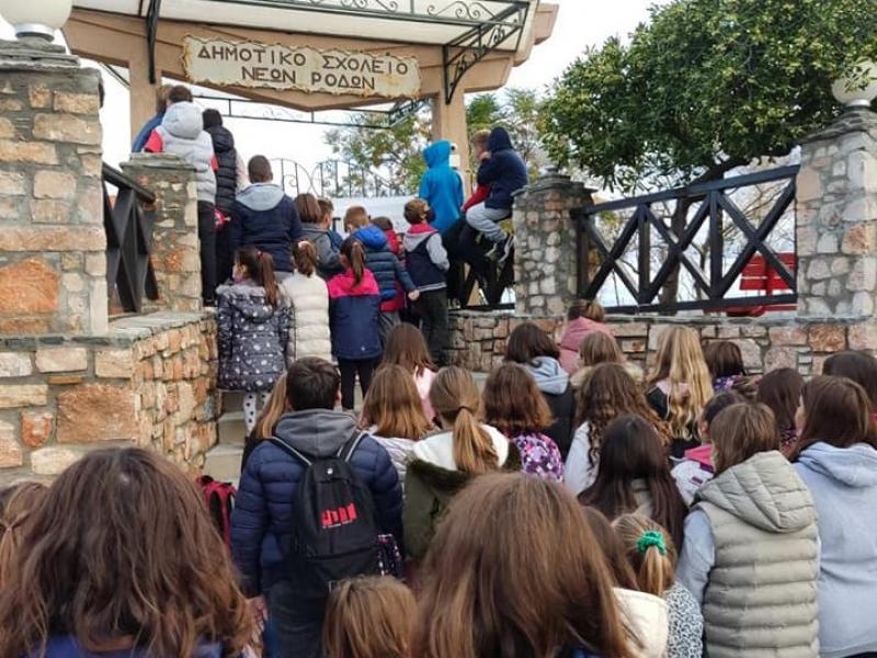 Συγχωνεύσεις στα σχολεία: Ξεσηκωμός γονιών και μαθητών στη Χαλκιδική