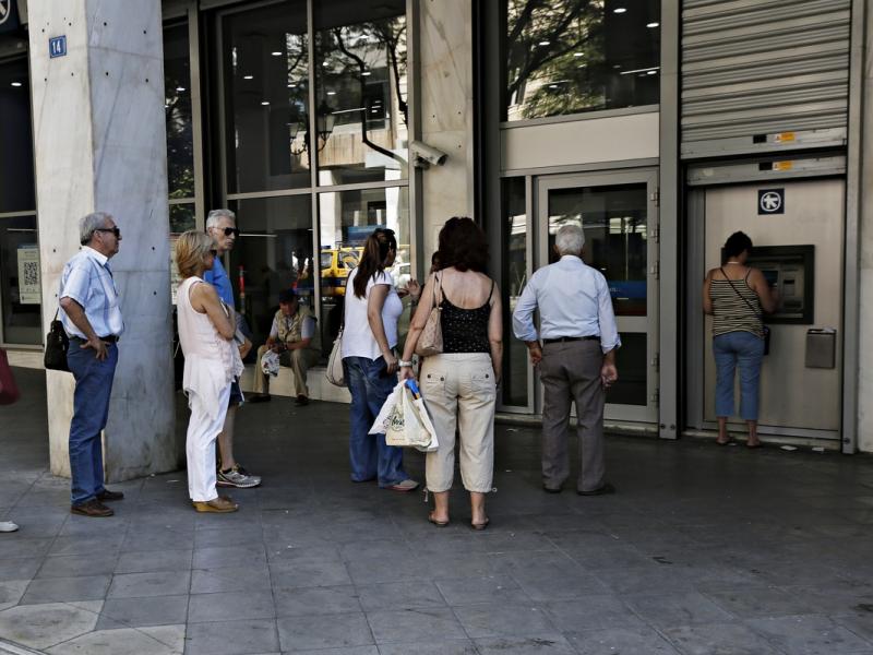 Τι αλλάζει σε 20 ημέρες στις χρεώσεις των ΑΤΜ: Οδηγός για τις νέες τραπεζικές ρυθμίσεις