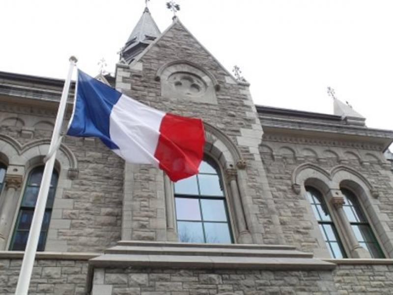 160330_931pv_drapeau-francais-hotel-ville_sn635.jpg