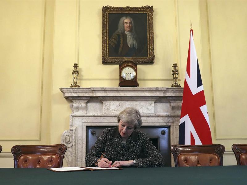 170328-theresa-may-brexit-letter-se-557p_881c8861f469434f6730b6703b9323d7.nbcnews-ux-2880-1000.jpg