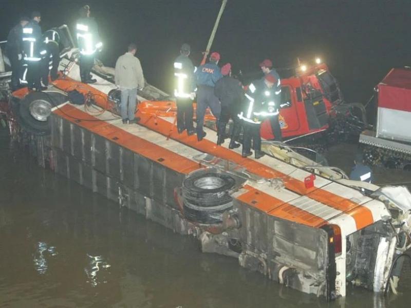 Λεωφορείο του ΚΤΕΛ, Αλιάκμων, ποταμός, διασώτες, νύχτα, ατύχημα