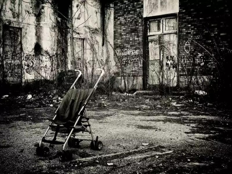 καροτσάκι, γκρι φωτογραφία, ασπρόμαυρη φωτογραφία, παλιό κτίριο, χώμα