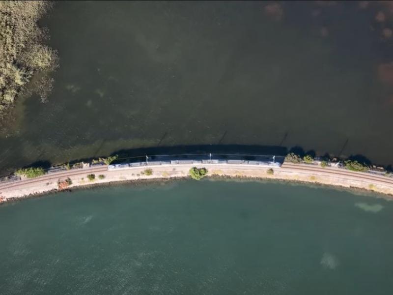 τρένο θάλασσα