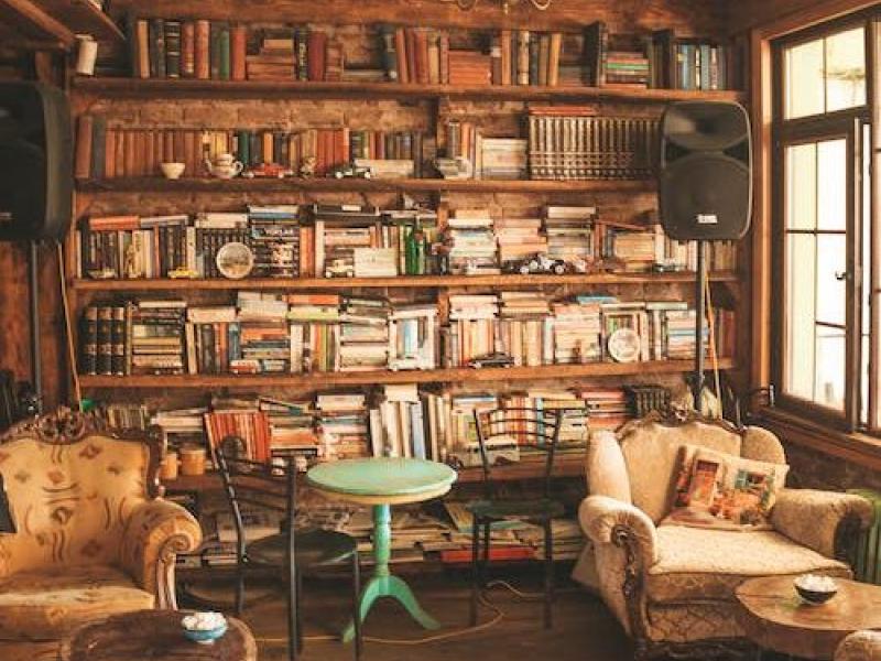 βιβλιοθήκη, πολυθρόνες, τραπεζάκια, βιβλία