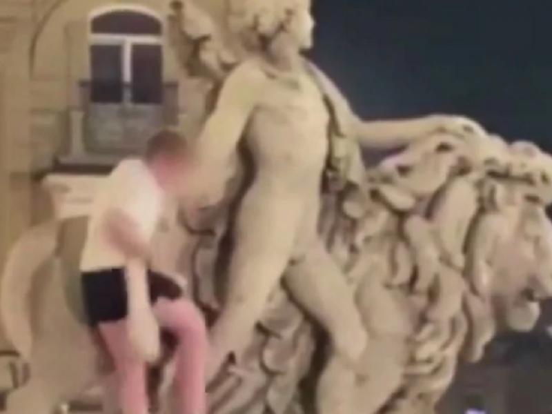 Τουρίστας «σκαρφάλωσε» και κατέστρεψε γλυπτό