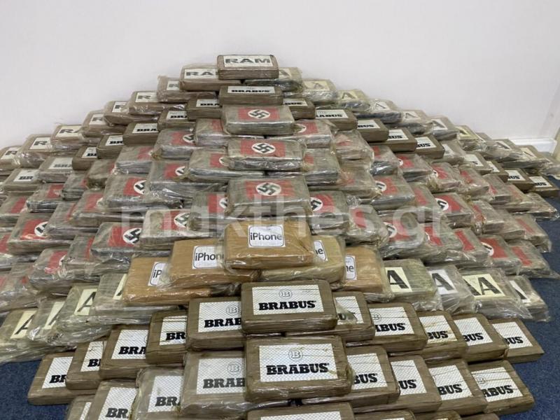 Διακινούσαν μισό τόνο κοκαΐνης σε πακέτα με σβάστικες