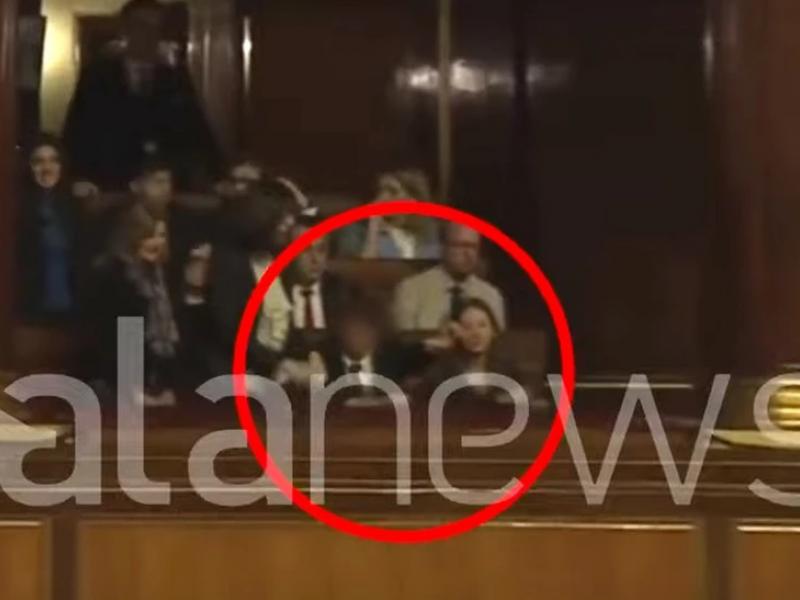 Μαθητής έκανε χειρονομία πιστολιού προς τη Μελόνι