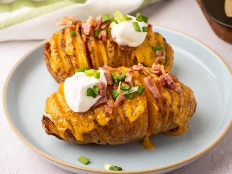 Πατάτες ακορντεόν με λουκάνικο