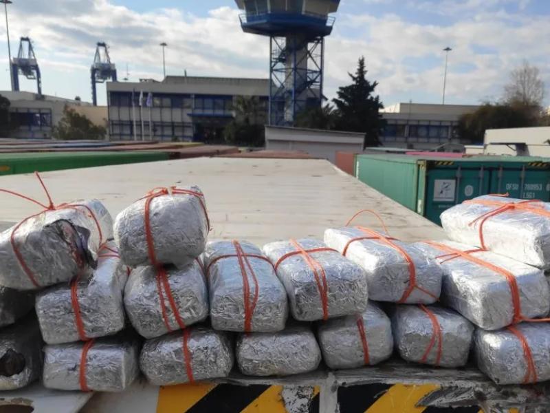Ναρκωτικά σε κοντέινερ στον Πειραιά