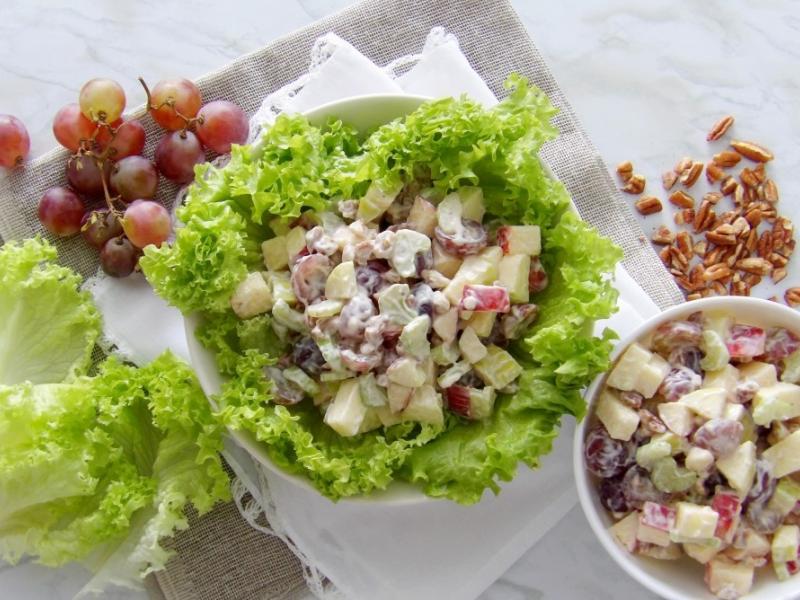 Κοτοσαλάτα waldorf με σως γιαουρτιού