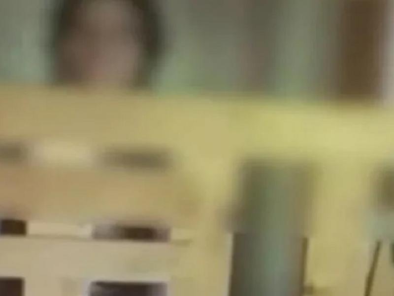 Κοπέλα σε ξύλινο κλουβί στην Καλαμάτα