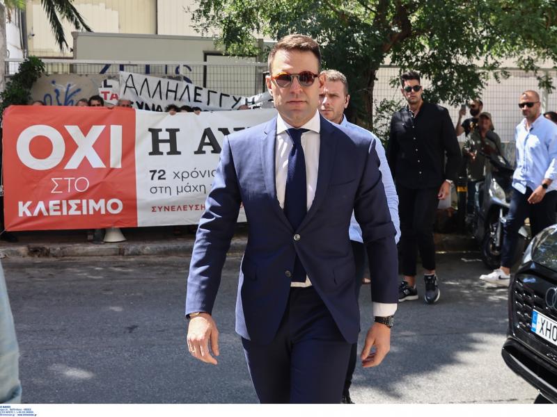 Στέφανος Κασσελάκης έξω από την Κεντρική Επιτροπή του ΣΥΡΙΖΑ